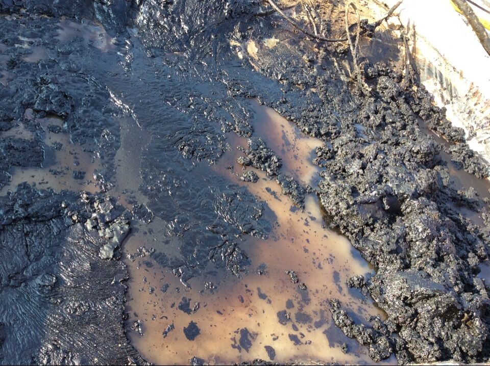 含油污水是原油、泥沙、水等的混合物。